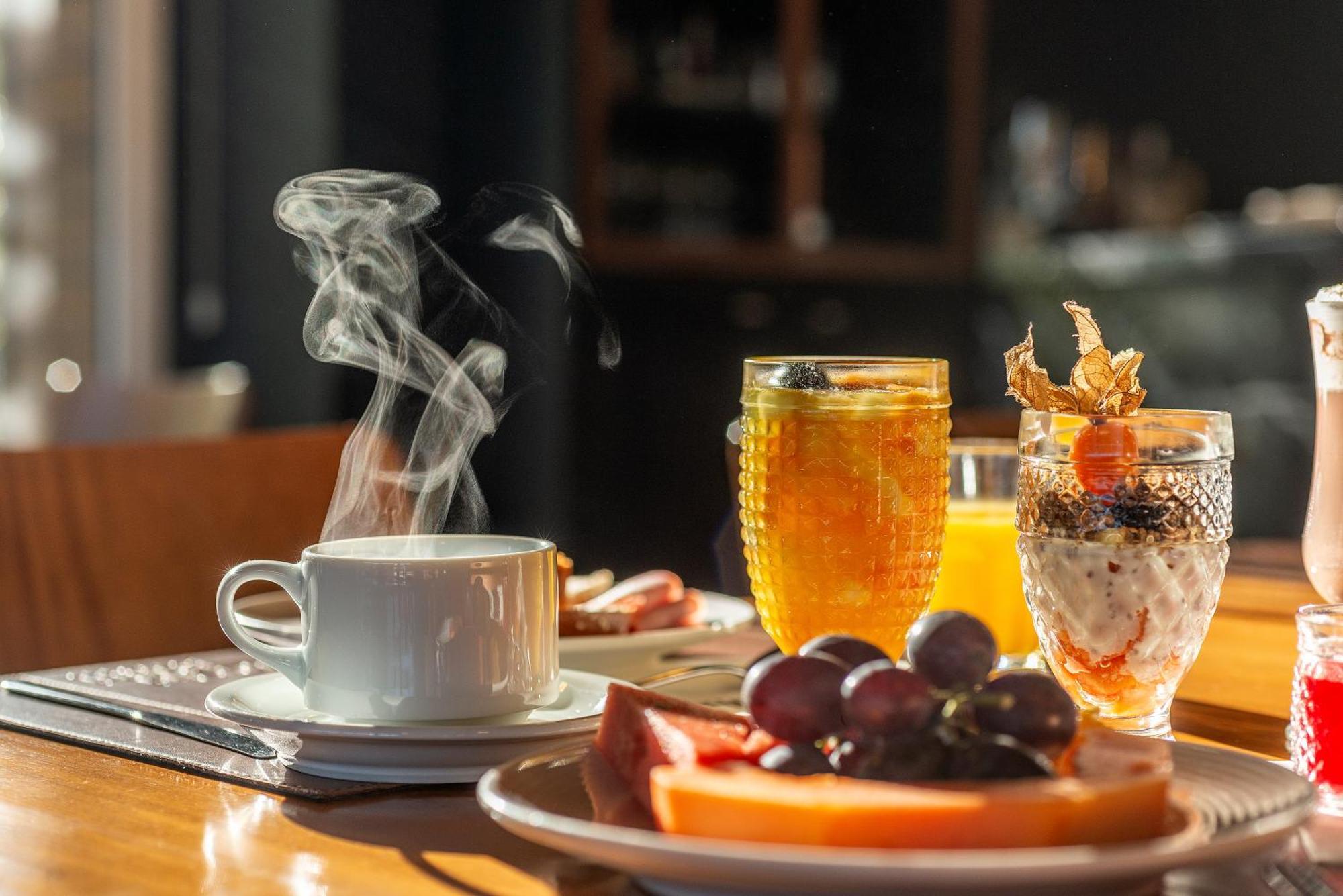 Hotel Laghetto Stilo Borges Gramado Extérieur photo A breakfast with coffee, fruit, and orange juice