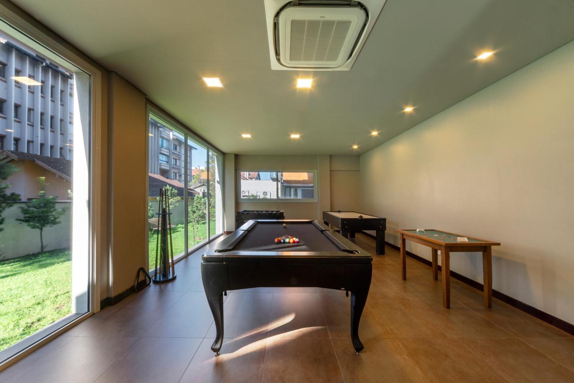 Hotel Laghetto Stilo Borges Gramado Extérieur photo A pool table in a game room